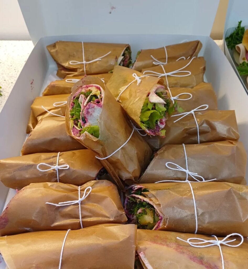 Friske wraps med grøntsager pakket i papir