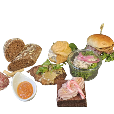 Lækre danske smørrebrød og snacks på tallerken